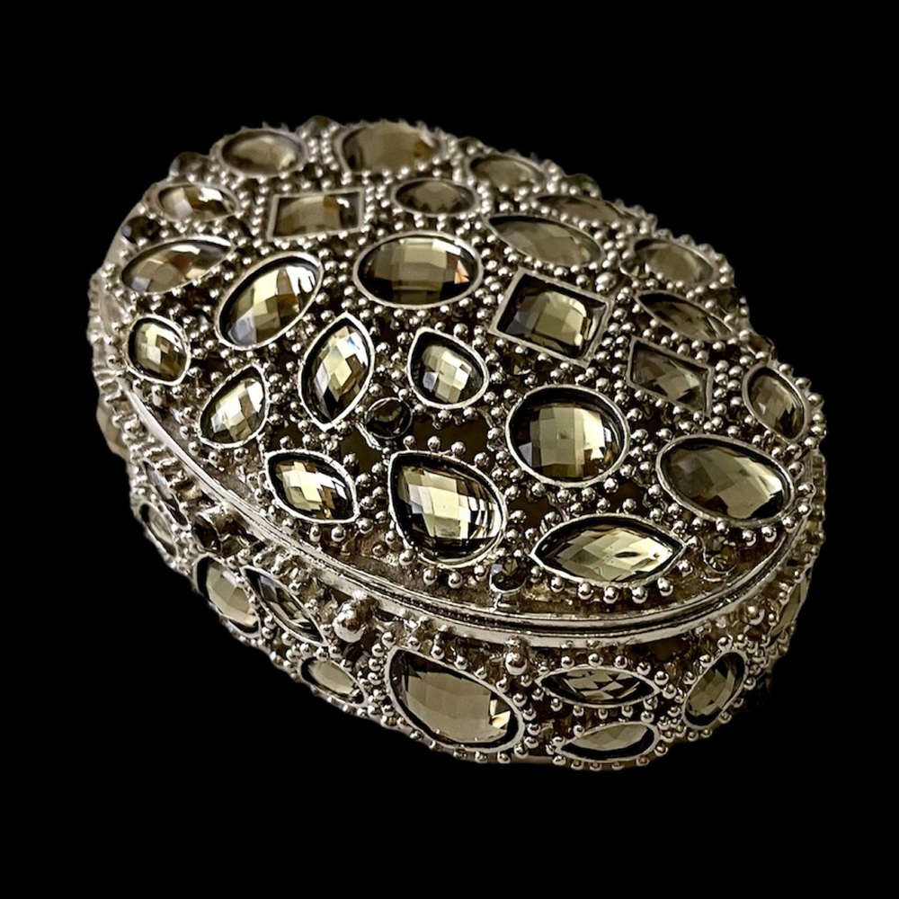 BEJEWELED MAGNETIZED JEWELRY BOX - Picture 1 of 11